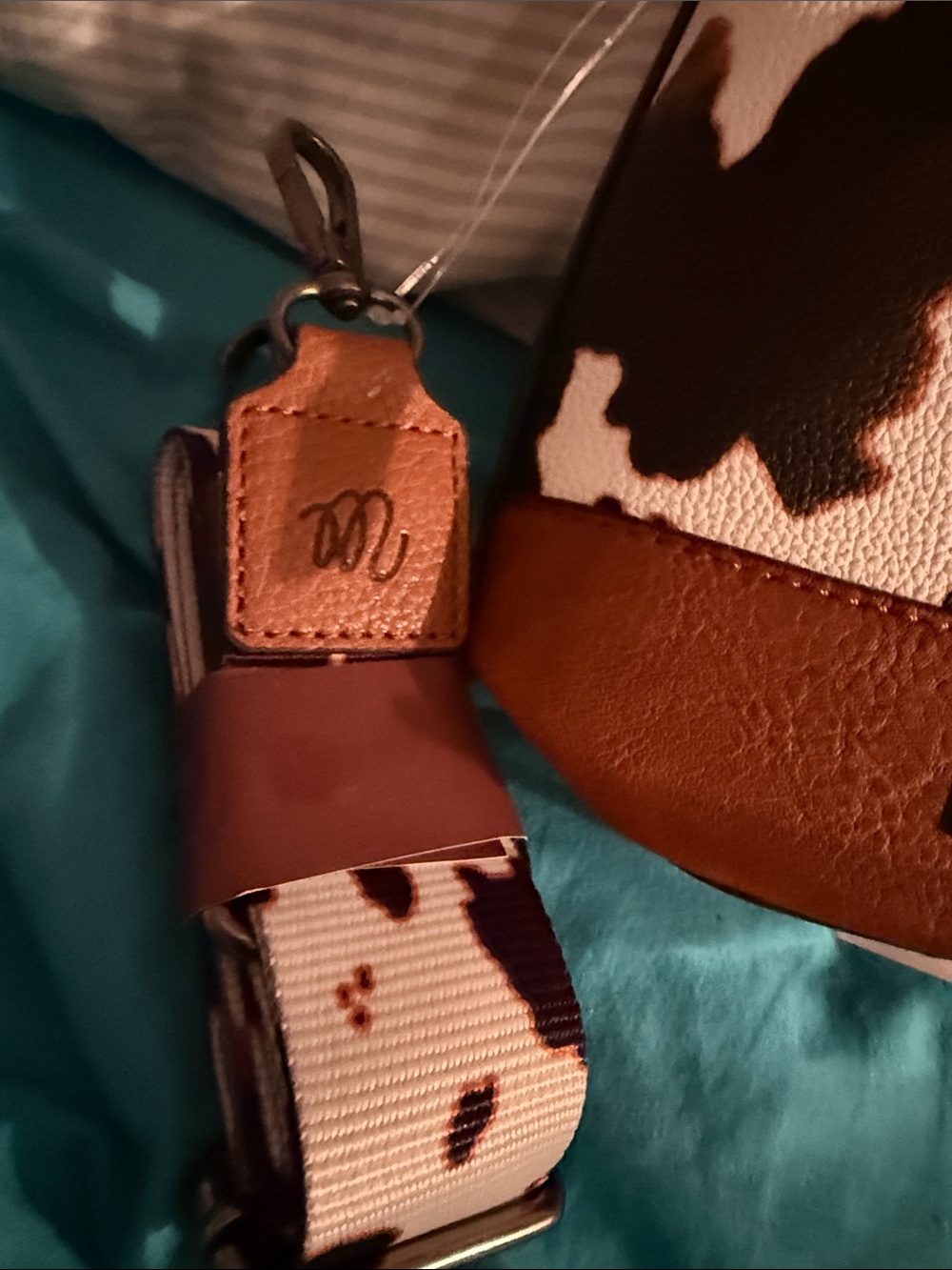 NWT Wrangler Brown & White Cow Print Crossbody Bag 10 x 7.5” x 3 cow strap - Picture 3 of 7
